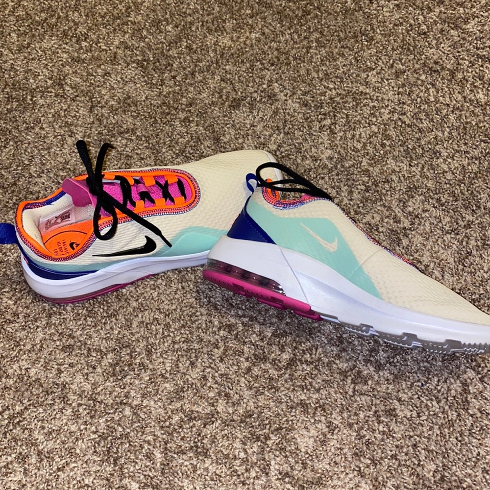 Nike Air Max Motion 2 sneakers/never worn